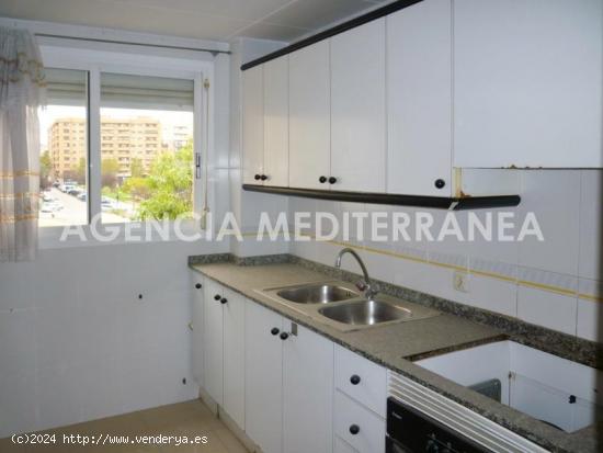 Piso en venta en Valencia (de VPO), con ascensor y balcón - VALENCIA