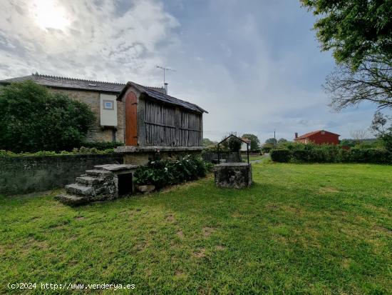 AS MAMOAS, GUITIRIZ.- Casa de piedra de 146 m2 en parcela de 600 m2, 7 dormitorios 1 baño y 1 aseo.