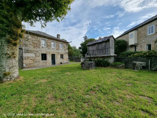 AS MAMOAS, GUITIRIZ.- Casa de piedra de 146 m2 en parcela de 600 m2, 7 dormitorios 1 baño y 1 aseo.