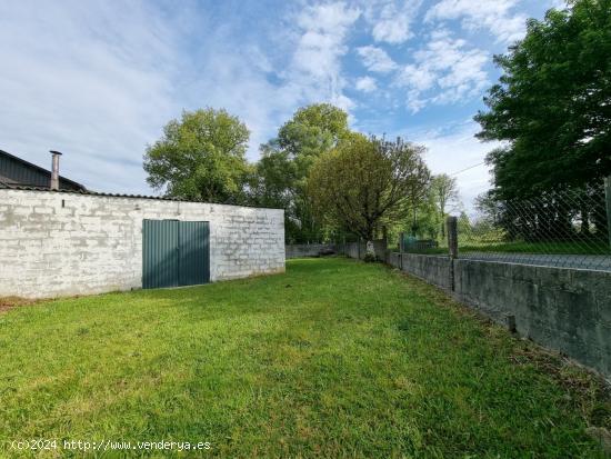 AS MAMOAS, GUITIRIZ.- Casa de piedra de 146 m2 en parcela de 600 m2, 7 dormitorios 1 baño y 1 aseo.