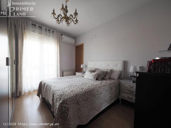 Casa adosada en esquina, de 3 dormitorios, 2 baños, garaje y terraza por solo 99.000 €. - CIUDAD 