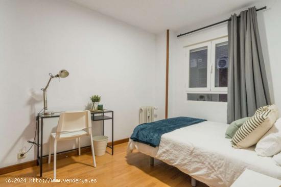 ¡Habitaciones en alquiler en piso de 4 dormitorios en Madrid! - MADRID