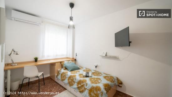 Se alquila habitación en apartamento de 5 dormitorios en Burjassot - VALENCIA