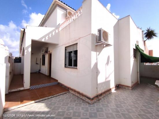 CHALET PAREADO EN RESID. MIRADOR DE LOS BALCONES -TORREVIEJA. - ALICANTE