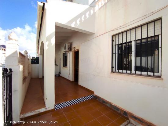 CHALET PAREADO EN RESID. MIRADOR DE LOS BALCONES -TORREVIEJA. - ALICANTE