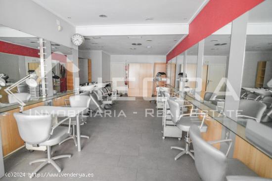 Se vende local comercial a pie de calle, terminado como peluquería en pleno centro de Torrevieja. -