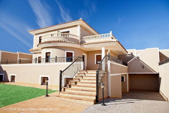 VILLA INDEPENDIENTE  EN TORREVIEJA - ALICANTE