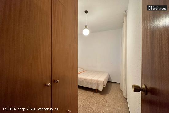 Se alquila habitación en piso de 4 dormitorios en el Poblenou, Barcelona - BARCELONA