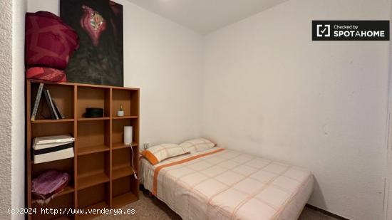 Se alquila habitación en piso de 4 dormitorios en el Poblenou, Barcelona - BARCELONA