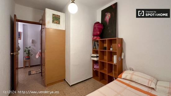 Se alquila habitación en piso de 4 dormitorios en el Poblenou, Barcelona - BARCELONA