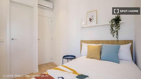 Se alquila habitación en piso de 4 dormitorios en Madrid - MADRID