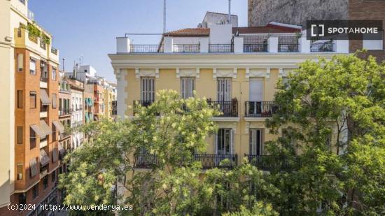 Se alquila habitación en piso de 4 dormitorios en Madrid - MADRID