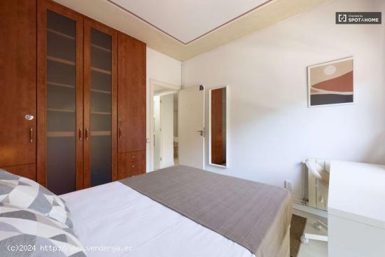 Habitaciones para alquilar en apartamento de 5 habitaciones en Sants - BARCELONA