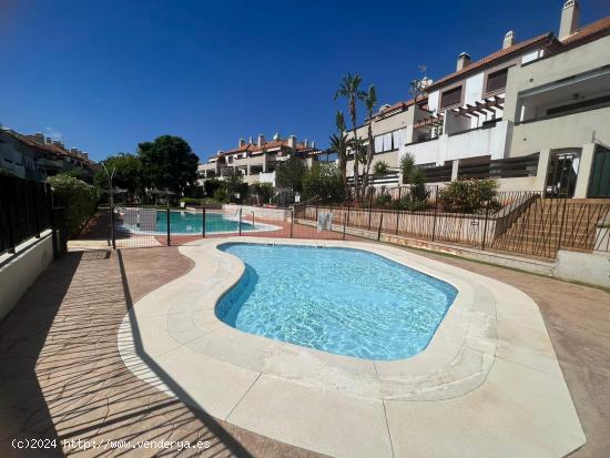 BAJO CON PISCINA Y JARDÍN EN URBANIZACIÓN HATO VERDE, PAJANOSAS-GUILLENA. - SEVILLA