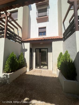 BAJO CON PISCINA Y JARDÍN EN URBANIZACIÓN HATO VERDE, PAJANOSAS-GUILLENA. - SEVILLA