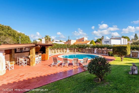 Villa con licencia turística. Con amplio jardín, piscina y barbacoa - BALEARES