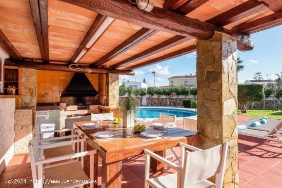 Villa con licencia turística. Con amplio jardín, piscina y barbacoa - BALEARES