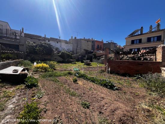 Espectacular solar dentro del pueblo de Santa Margarita de Montbui, soleado, plano en zona tranquila