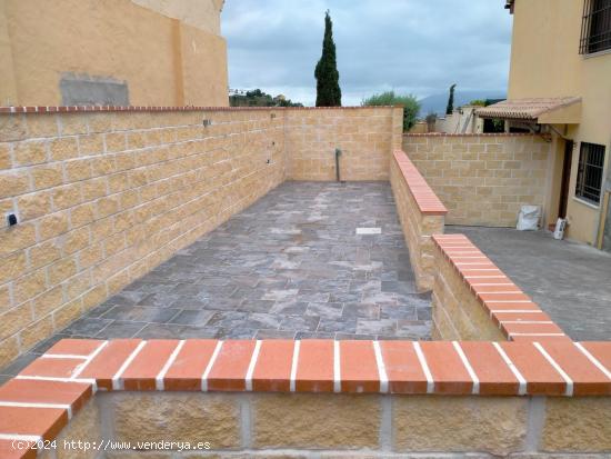  Casa seminueva con porche y garaje . 190000€ - MALAGA 