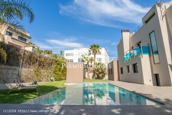 Casa moderna con piscina a la venta en Vallpineda - BARCELONA