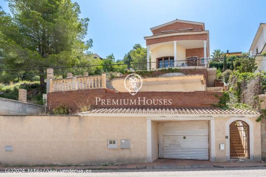 Chalet independiente con vistas despejadas en Quintmar - BARCELONA