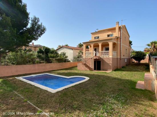 Gran casa con terreno y piscina en Mas Astor Vendrell - TARRAGONA