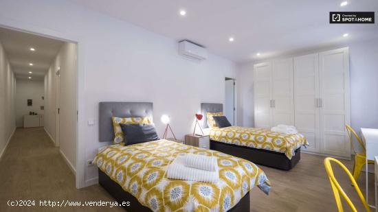 Cama en alquiler en apartamento de 5 dormitorios con terraza en Sants - BARCELONA