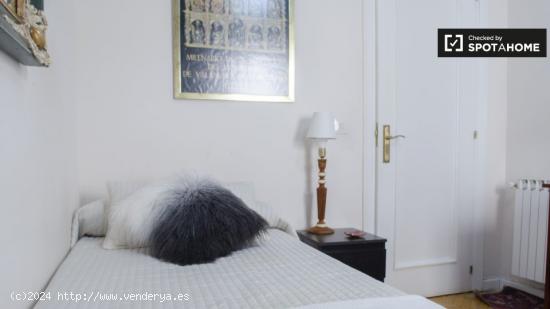 Acogedora habitación en apartamento de 3 dormitorios en Moncloa - MADRID