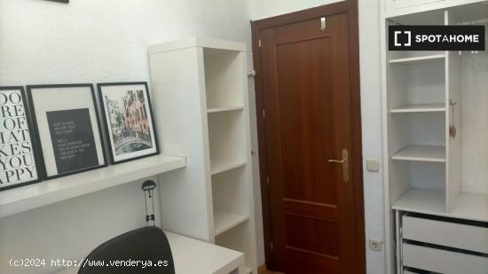 Se alquila habitación en piso de 3 dormitorios en Lista, Madrid - MADRID