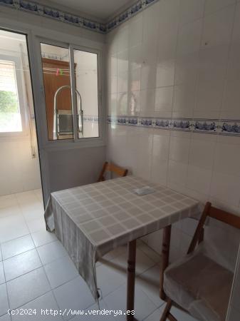 Alquiler piso con 3 habitaciones y 2 cuartos de baño. Amueblado y en buen estado. - CADIZ