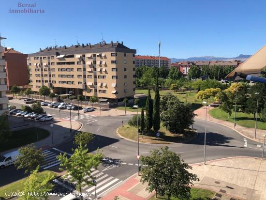 Piso de tres dormitorios, dos baños, dos terrazas, garaje, trastero y piscina. EN LA CAVA - LA RIOJ