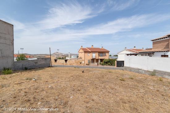 Otura. Magnífico solar urbano con 600 m/2 en el centro del pueblo. Calle Vicente Alexandre. - GRANA