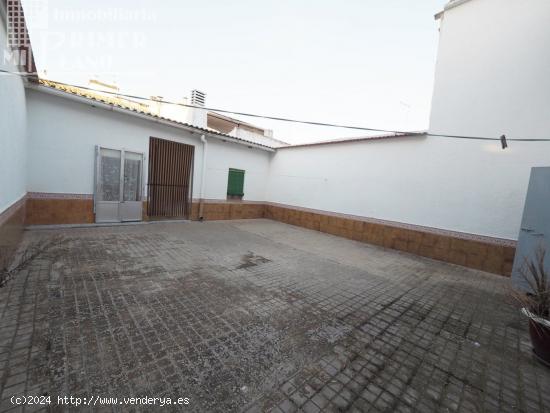 *CASA DE DOS PLANTAS CON PATIO Y GARAJE MUY PROXIMO A D.VICTOR PEÑASCO* - CIUDAD REAL