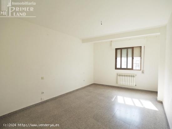 *Casa en esquina, de 2 plantas, con 4 dormitorios. Zona Paseo San Isidro* - CIUDAD REAL