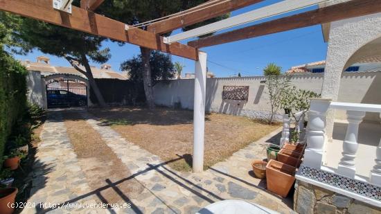 PEQUEÑO CHALET CON 600 M. DE PARCELA Y PISCINA PRIVADA - ZONA LA SIESTA, TORREVIEJA - - ALICANTE