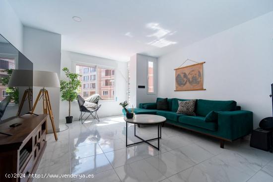 SE VENDE APARTAMENTO REFORMADO DE 2 D EN EL CENTRO DE TORREVIEJA EN LA PLAZA MIGUEL HERNANDEZ - ALIC