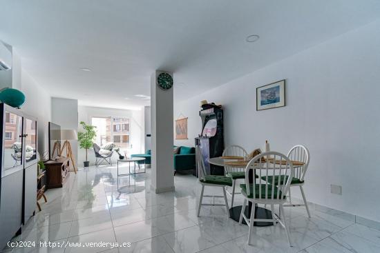 SE VENDE APARTAMENTO REFORMADO DE 2 D EN EL CENTRO DE TORREVIEJA EN LA PLAZA MIGUEL HERNANDEZ - ALIC