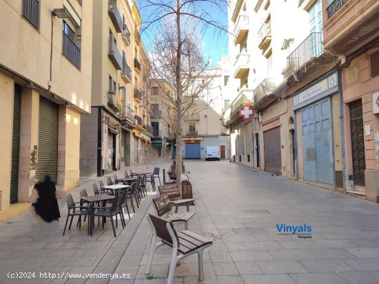 Céntrico, esquinero, luminoso y con mucha fachada! - BARCELONA