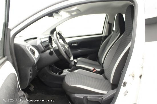 Toyota Aygo 1.0 VVT-I X-PLAY 5P - 