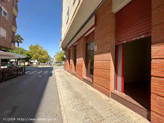 Local comercial en la plaza Unión de Festejos de Petrer - ALICANTE