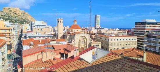 ÁTICO CON IMPRESIONANTE TERRAZA CON VISTAS AL CASTILLO DE SANTA BARBARA - ALICANTE