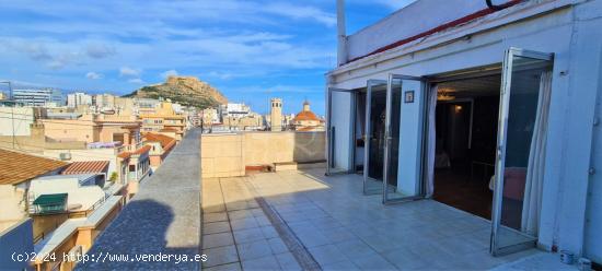 ÁTICO CON IMPRESIONANTE TERRAZA CON VISTAS AL CASTILLO DE SANTA BARBARA - ALICANTE