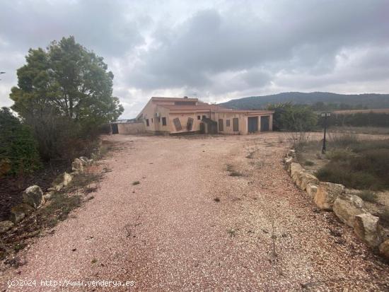 CHALET EN LAS ENCEBRAS DE PINOSO - ALICANTE