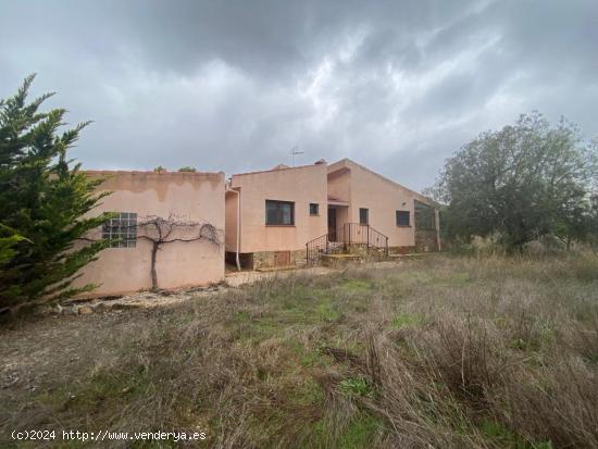 CHALET EN LAS ENCEBRAS DE PINOSO - ALICANTE