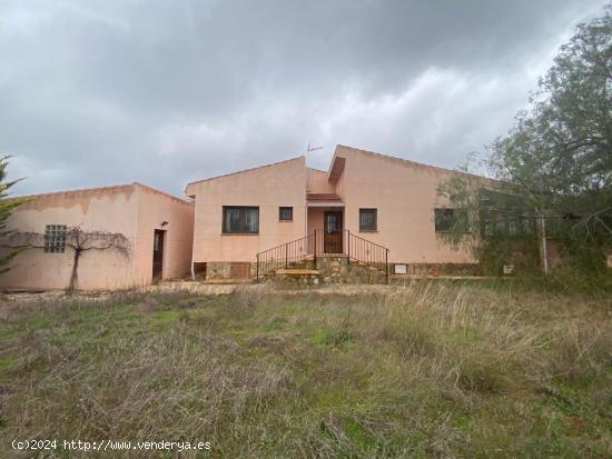 CHALET EN LAS ENCEBRAS DE PINOSO - ALICANTE