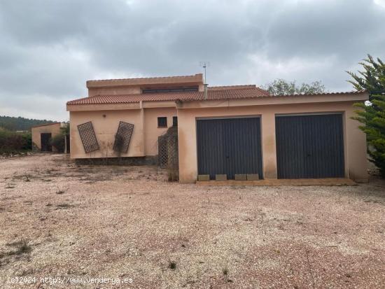 CHALET EN LAS ENCEBRAS DE PINOSO - ALICANTE