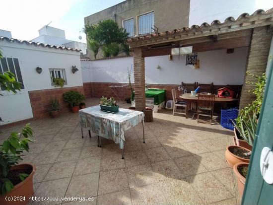  EDIFICIO CON DOS VIVIENDAS Y LOCAL CON VARIOS TRASTEROS Y PLAZAS DE GARAJE - CADIZ 