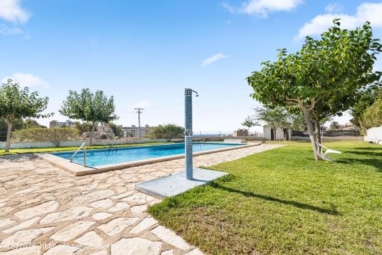 Alquiler de larga duración en El Campello: Vivienda unifamiliar con jardín - ALICANTE