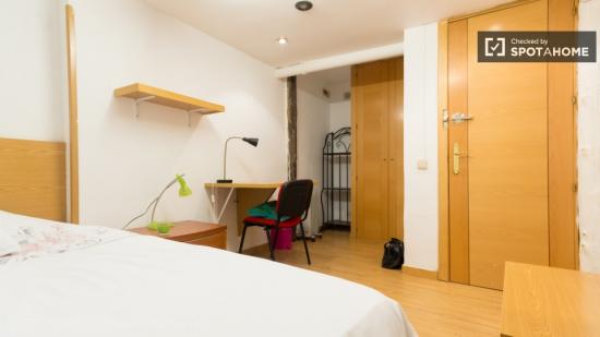 Habitación amueblada con calefacción en apartamento de 11 dormitorios, Malasaña - MADRID