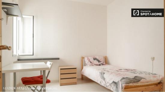 Habitación en apartamento de 5 dormitorios en Tetuán - MADRID